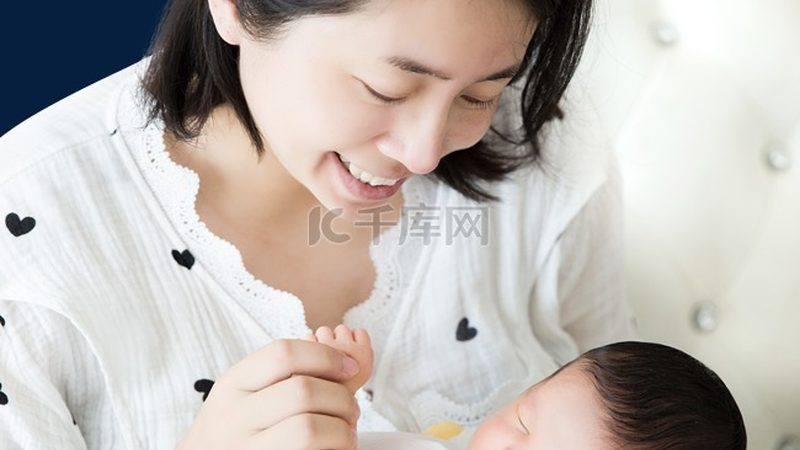新生儿皮肤娇嫩，抵抗力较弱，因此在选择婴儿服时，应注意以下几点：