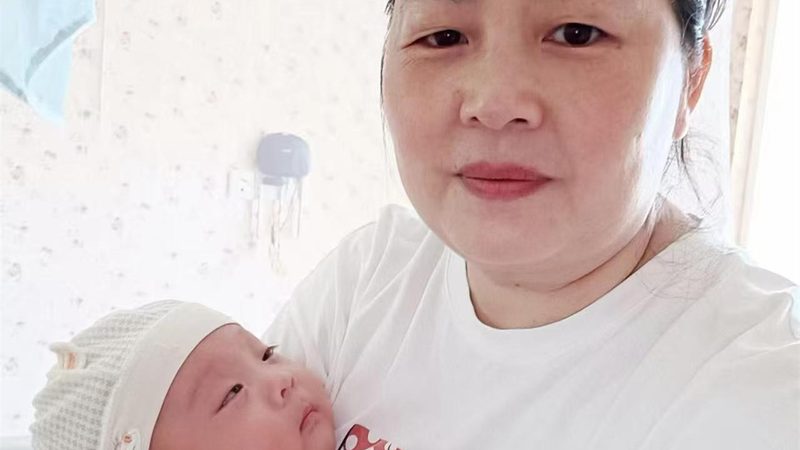 如果洗澡水温超过40℃，可能会对宝宝的皮肤造成以下危害：