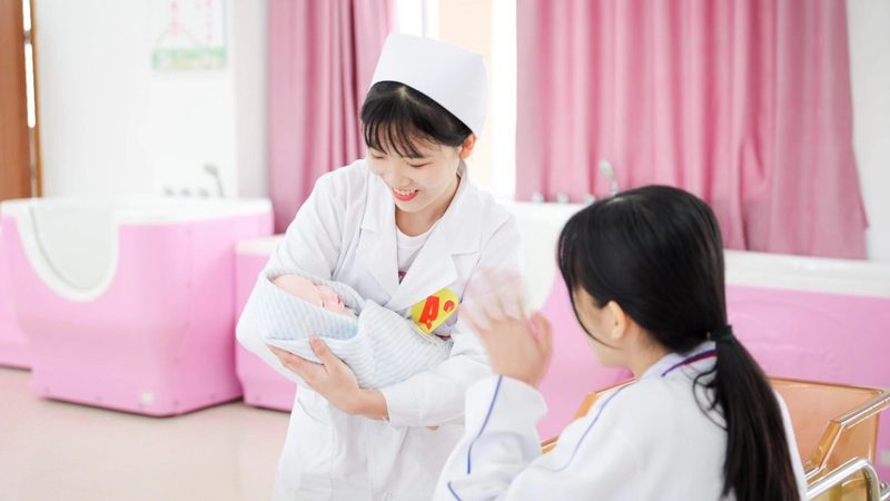 羊奶粉VS牛奶粉：揭秘两种奶粉的营养差异与适用人群